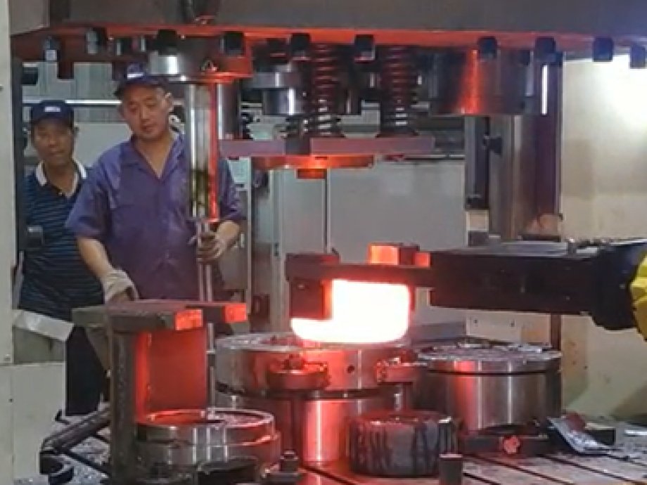 鍛造行業(yè)機器人加工方案